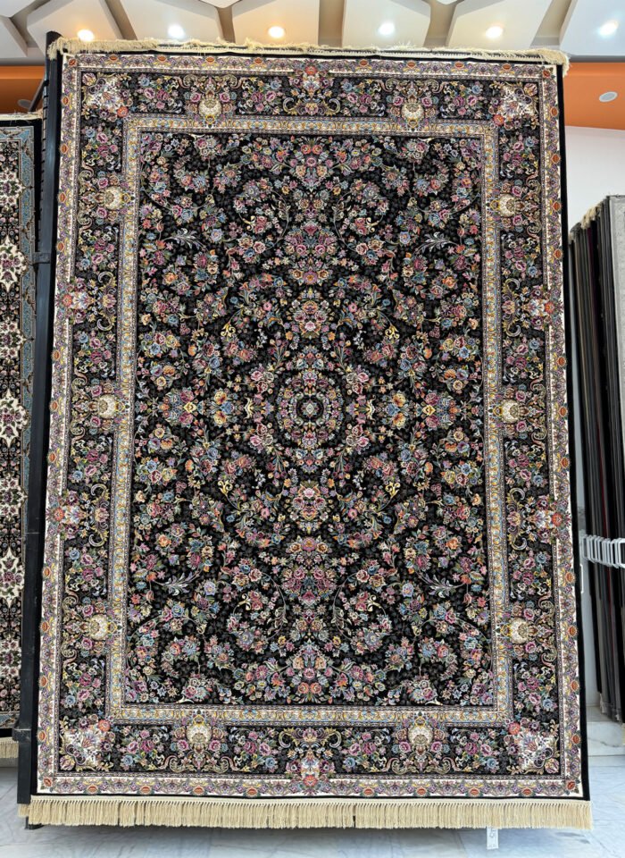 Gull Aazeen, Black
