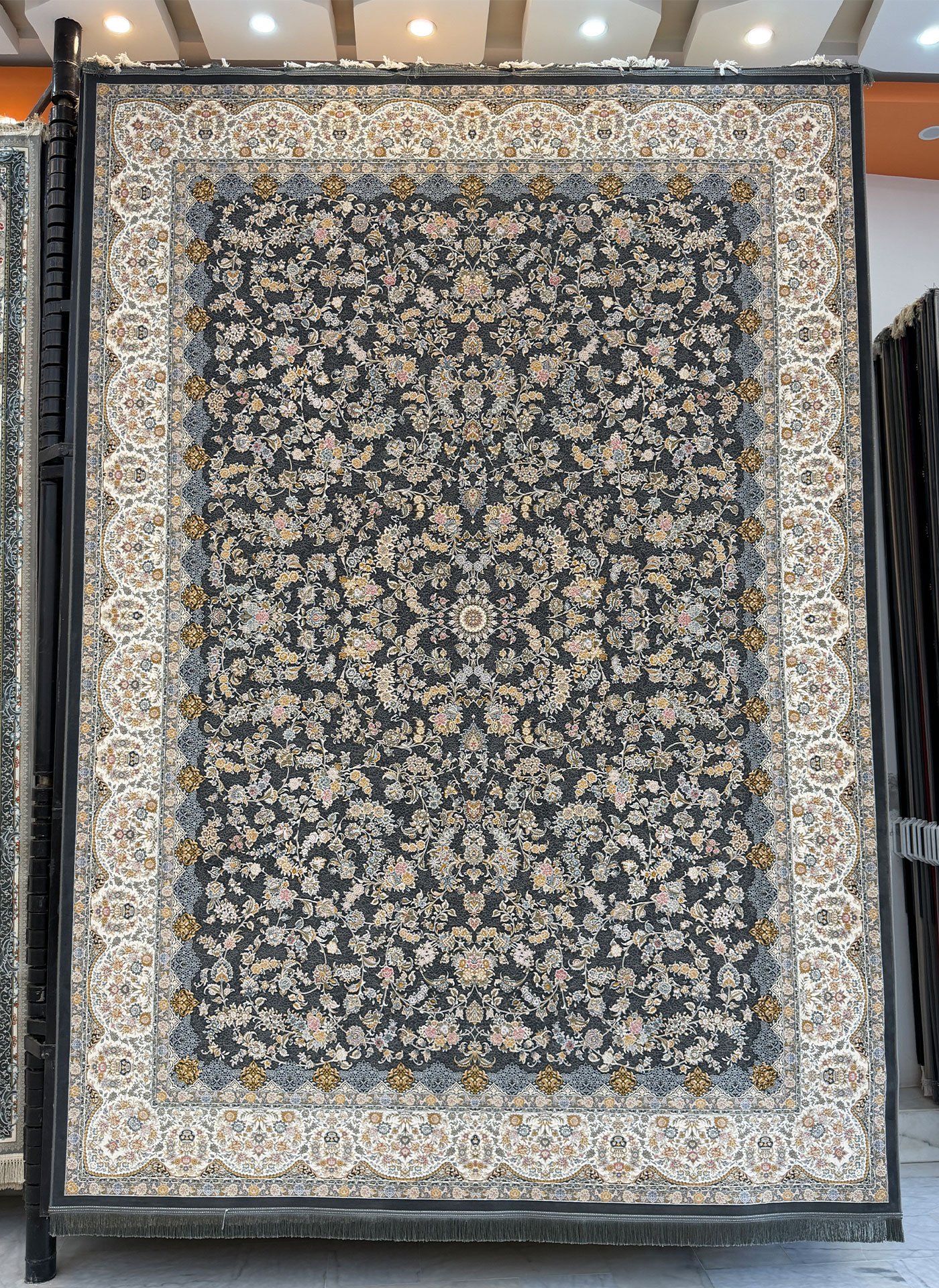 Bagh e Zar, Grey