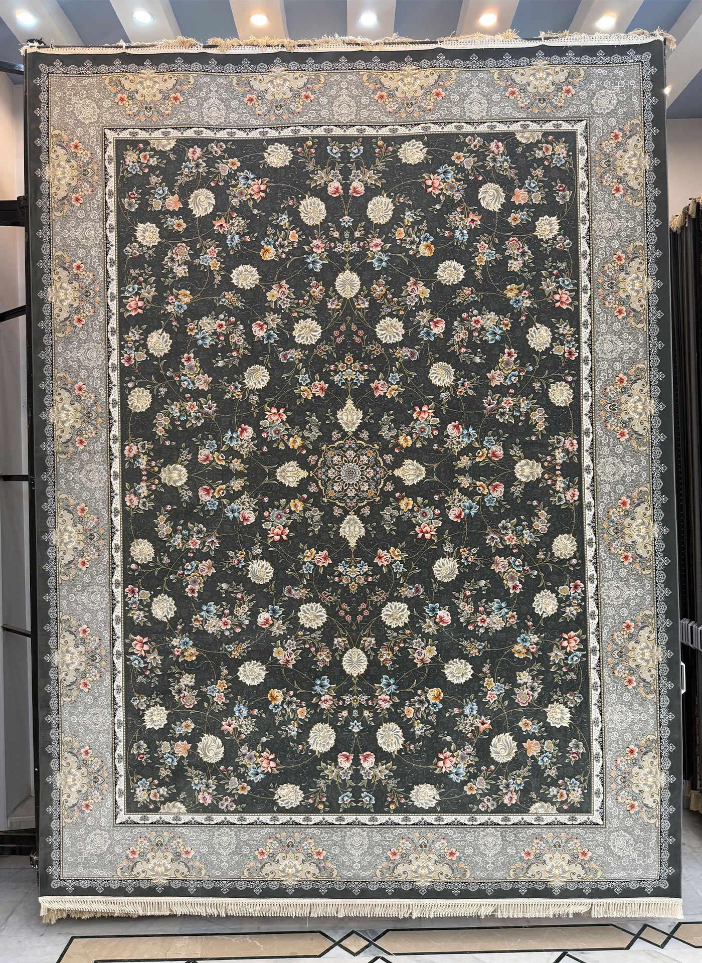 Pariya, Grey