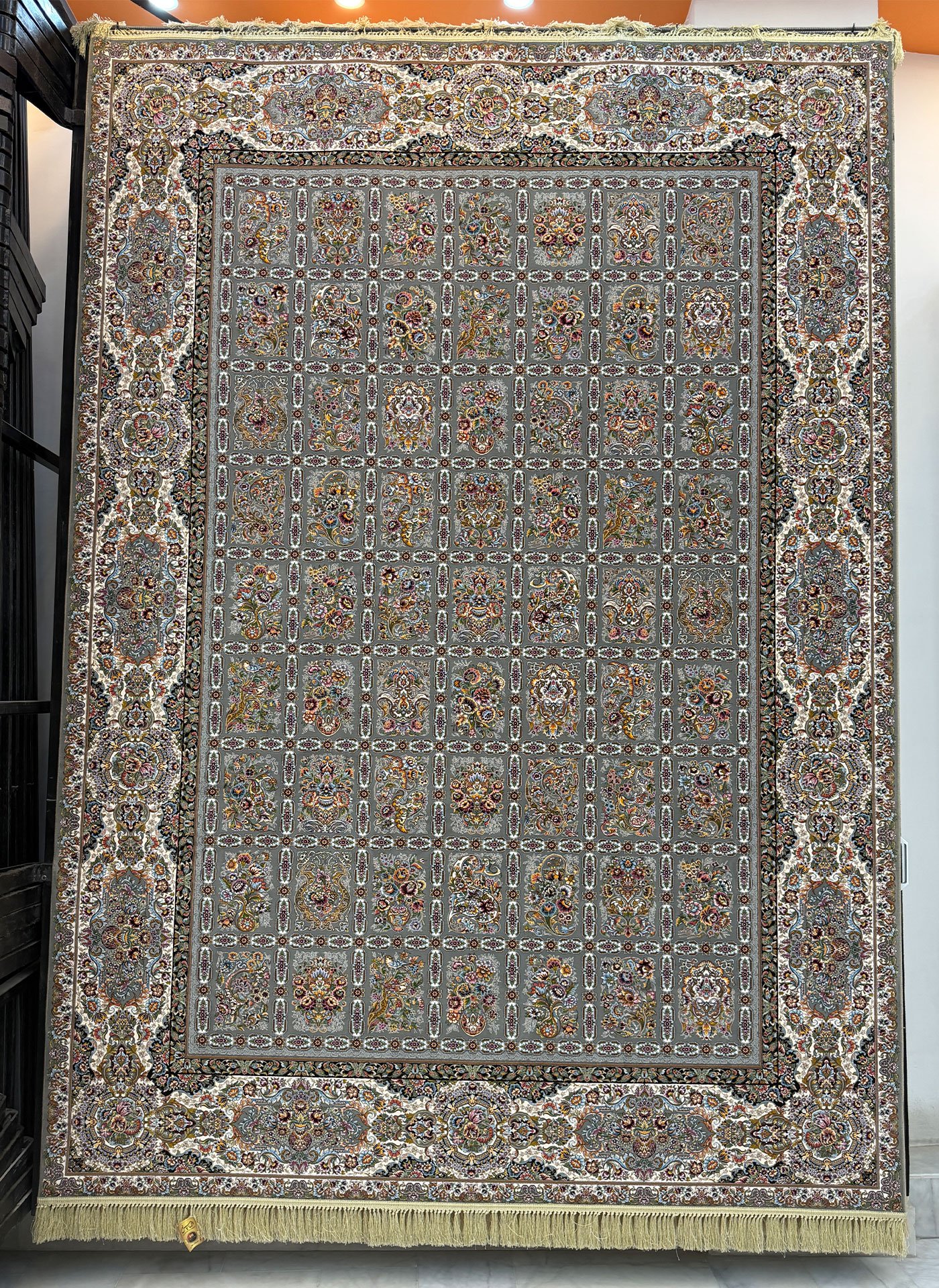 Mehrageen, Grey